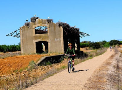 La vía verde del Guadiana comunica Logrosán (Cáceres) con Villanueva de la Serena (Badajoz).