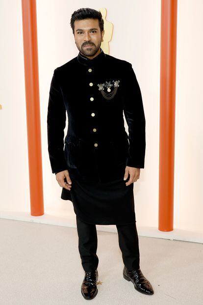 Ram Charan, uno de los protagonistas de la película india RRR, cuyo tema Naatu Naatu ganó el Oscar a mejor canción, de terciopelo y con un llamativo broche.