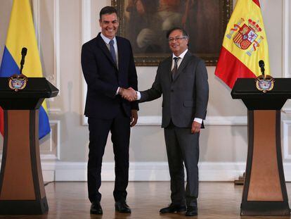 El presidente del Gobierno español, Pedro Sánchez, y el presidente de Colombia, Gustavo Petro, durante su encuentro, en Bogotá, el 24 de agosto de 2022.