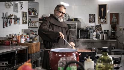 Fray Ángel Ramón, en la cocina de la hospedería de monasterio de Santo Espíritu de Gilet (Valencia), el pasado jueves.