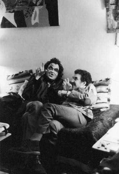 Cortázar disfrazado de vampiro y Gabriel García Márquez, en 1974 en París. En su casa de Buenos Aires en 1936 (arriba) y en 1939.