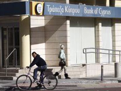 Una sucursal del Banco de Chipre cerrada, en Nicosia.