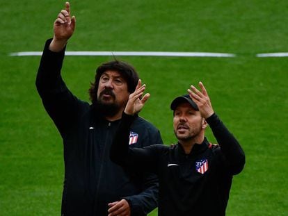 Simeone y su segundo Germán Burgos, durante el entrenamiento del Atlético celebrado en el Metropolitano el pasado miércoles.