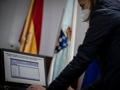 Begoña Collazos, interventora del Ayuntamiento de Rois, opera con el robot piloto para automatizar los procesos de la administración local.