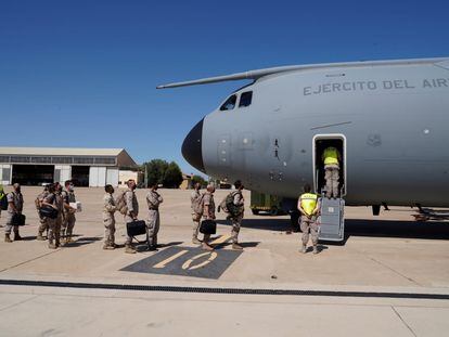 Militares españoles embarcan este martes en el segundo de los dos aviones del Ejército del Aire enviados para las labores de repatriación en Kabul.