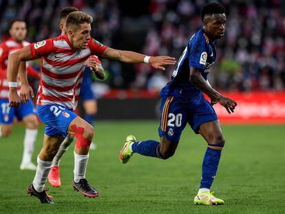 Vinicius e Isma Ruiz durante el partido del Granada contra el Real Madrid,