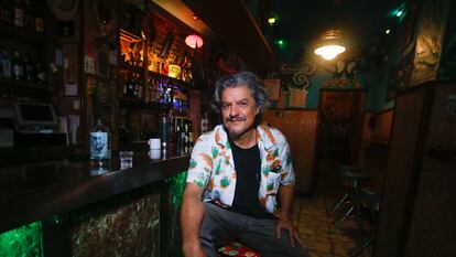 Caiman Montalbán, escritor y propietario de la cantina La Catrina en el barrio de Malasaña.
