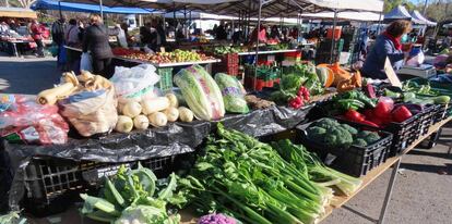 Un puesto de frutas y verduras en un mercdillo.