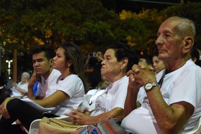 Familiares durante un acto por los 20 años de la desaparición de siete funcionarios de la fiscalía de Colombia, en Valledupar.