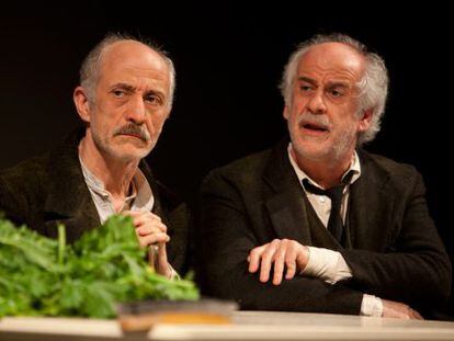 De izquierda a derecha, Peppe Servillo y Toni Servillo en la obra de teatro &#039;Le voci di dentro&#039;.