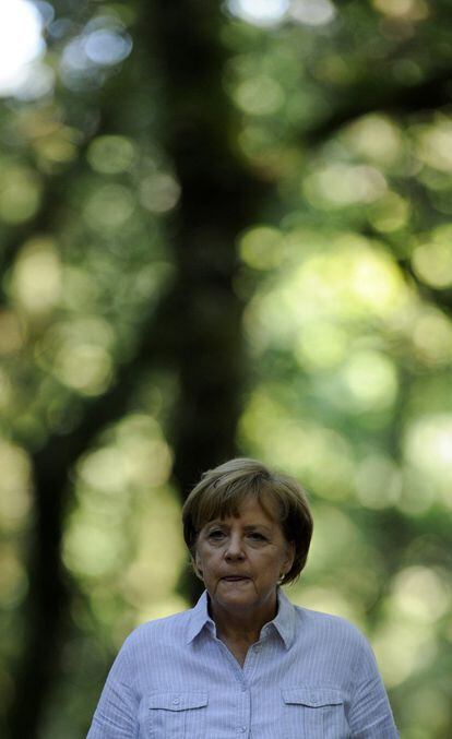 La canciller alemana Angela Merkel camina por la ruta Jacobea cerca de Pedrouzo, a 10 kilómetros de Santiago de Compostela, este 24 de agosto.