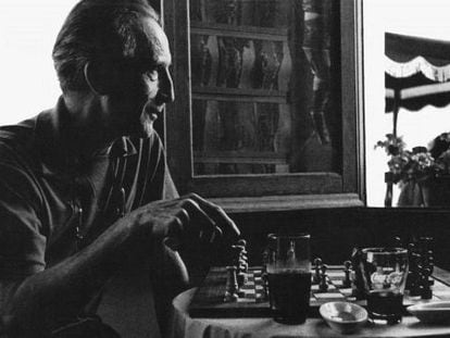 Marcel Duchamp, jugando al ajedrez en Cadaqués, 1964.