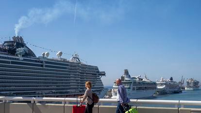 Dos personas se dirigen a la terminal de cruceros del puerto de Barcelona, en una fotografía de archivo.