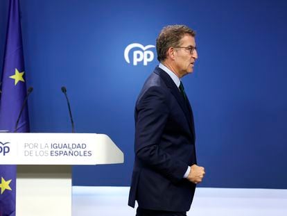 El líder del PP, Alberto Núñez Feijóo, este jueves 10, tras su declaración institucional "urgente y solemne" en la sede del PP en Madrid en contra del acuerdo entre Junts y PSOE.