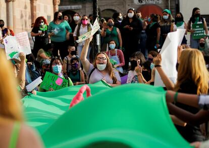 Un grupo de manifestantes celebra la despenalización del aborto por parte de la Suprema Corte de Justicia en Saltillo (Coahuila), este martes.