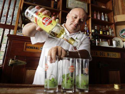 Un barman de La Bodeguilla del Medio, en la capital cubana, prepara mojitos con ron Havana Club.