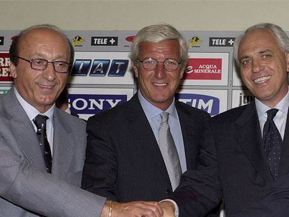 Moggi, Lippi y Bettega se saludan en la presentación del técnico con <i>la Juve,</i> en 2001.