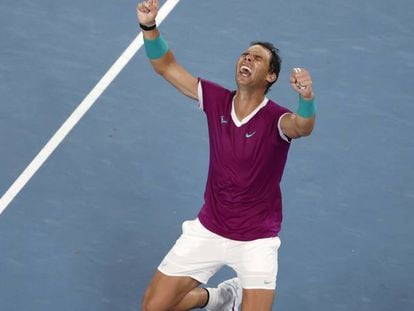 Rafael Nadal celebra su victoria en el Open de Australia, este domingo.