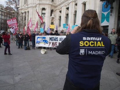 Samur social se manifiesta enfrente del Ayuntamiento 