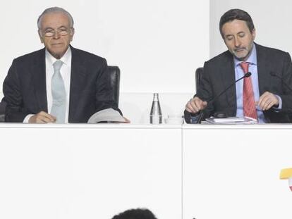 Isidro Fainé, presidente de Fundación La Caixa, junto a Josu Jon Imaz, consejero delegado de Repsol y Antonio Brufau, presidente, en la junta de 2016.