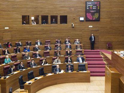 Bancada del Grupo Parlamentario Popular en las Cortes Valencianas durante el debate de la ley.