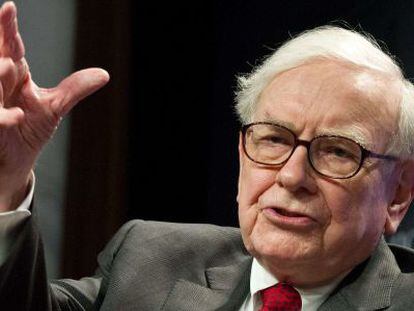 El multimillonario, Warren Buffett,, durante una conferencia en Berkshire Hathaway.