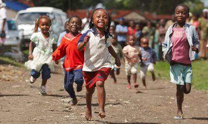 Unos niños juegan en los alrededores de una iglesia en Nairobi, en Kenia, el 16 de diciembre de 2009. 