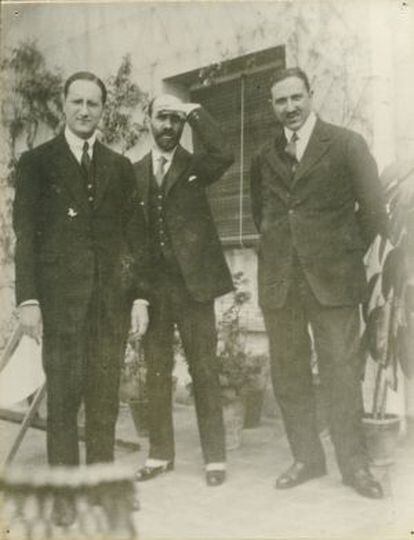 Juan Ramón Jiménez con Jorge Guillén y Pedro Salinas, en la terraza de su casa del número 8 de la calle Lista de Madrid, en 1924.
