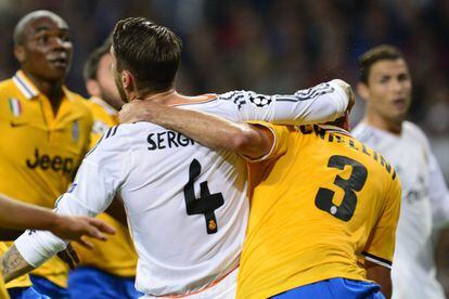 Chiellini comete penalti sobre Sergio Ramos.