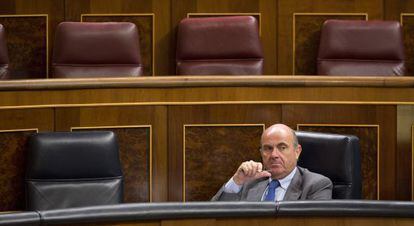 El ministro de Econom&iacute;a, Luis de Guindos, en una sesi&oacute;n del Congreso de agosto pasado.