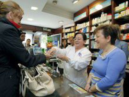 Clientes comprando en una farmacia