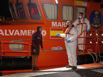 Efectivos de Salvamento Marítimo trasladan al Puerto de Motril a 11 personas de origen argelino que viajaban en una embarcación de apenas 4 metros de eslora, el pasado 10 de agosto.