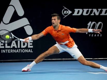 Djokovic, durante el partido de semifinales de Adelaida ante Medvedev.