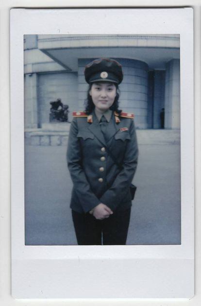 La capitán Ri Ok-gyong posa en el Museo de la liberación de la Patria en Pyongyang, en abril de 2017. Ri ha trabajado como guía en el museo durante dos años. Estudió en la Universidad de Lenguas Extranjeras en Pyongyang, donde aprendió inglés y chino. Disfruta de su trabajo ya que quiere ayudar a los extranjeros a entender la "historia real de la Guerra de Corea y la falsa propaganda de EE UU sobre Corea del Norte". "Quiero servir a la armada para siempre, ayudando a sustentar la idea del Songun (priorizar los asuntos militares) de Kim Il-sung", afirma.