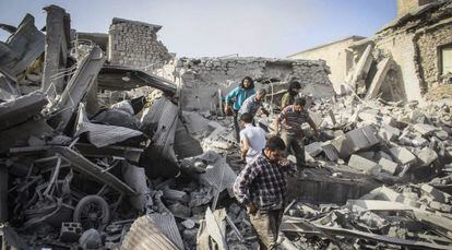 Variso edificios destruidos tras un bombardeo en Ariha (Siria). 