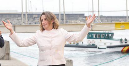 La ministra para la Transición Ecológica, este miércoles, en el puerto de Bilbao durante la botadura de la plataforma flotante para molinos de viento realizada por la ingeniería Saitec y una filial de la eléctrica alemana RWE.