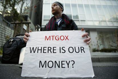 Kolin Burges lleva una semana ante la sede de Mt. Gox en Tokio exigiendo la recuperación del dinero que tenía depositado en la plataforma desaparecida.