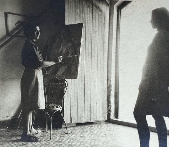 Rosario de Velasco pintando a su sobrina, circa 1943.