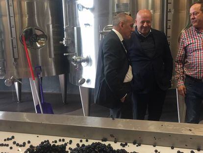 El Diputado General de Álava, Ramiro González y el presidente de Araex en la bodega Lar de Paula.