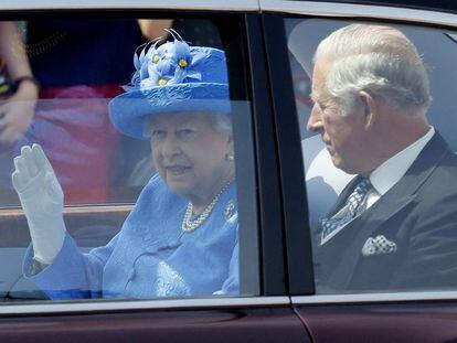 La reina Isabel y el pr&iacute;ncipe Carlos, saliendo del palacio de Buckingham.