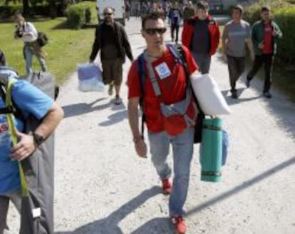 Algunos de los 200 trabajadores de Sniace hacen su entrada en terrenos de la fábrica de Torrelaguna.