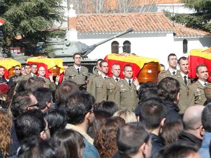 Funeral por los cinco militares muertos en un ejercicio de destrucción de explosivos en Hoyo de Manzanares (Madrid), en febrero de 2011.