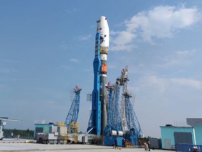 El cohete Soyuz que lanzará al espacio la sonda 'Luna-25', el martes en el cosmódromo de Vostochny.