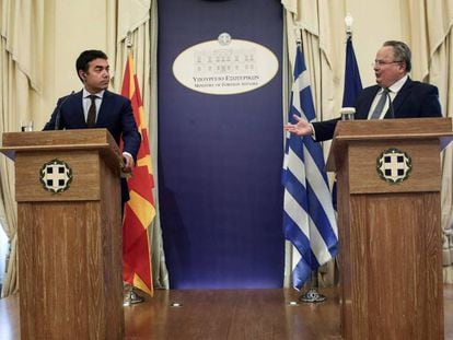 Los ministros de Exteriores Dimitrov (izquierda) y Kotzi&aacute;s, en Atenas.