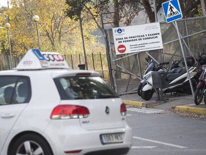 Un cotxe d'autoescola a Montjuïc (Barcelona).