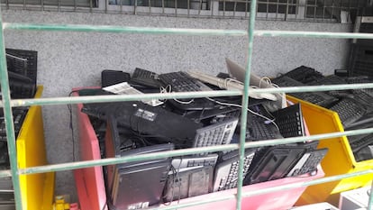 Desde la recogida de los equipos informáticos, hasta su desmontaje, se despliega todo un sistema logístico para llevar a cabo el reciclaje.