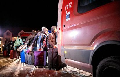 Naciones Unidas ha elevado hoy a más de 660.000 las personas que han abandonado Ucrania en los últimos seis días. En la imagen, refugiados de ese país hacen cola tras llegar a la paso fronterizo de Siret, que separa Ucrania de Rumania.
