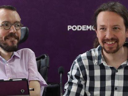 El secretario general de Podemos, Pablo Iglesias (derecha), junto al secretario de organizaci&oacute;n del partido, Pablo Echenique.
