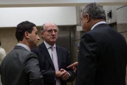 El presidente de la empresa petrolera española Repsol, Antonio Brufau (c), tras una reunión con el vicepresidente económico venezolano, Rafael Ramírez (fuera de cuadro), en la sede de Petróleos de Venezuela S.A. (PDVSA) en Caracas, Venezuela.