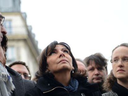 Anne Hidalgo, alcaldesa de Par&iacute;s, homenajea a las v&iacute;ctimas del 13-N frente al restaurante Le Petit Cambodge el d&iacute;a siguiente de los atentados.